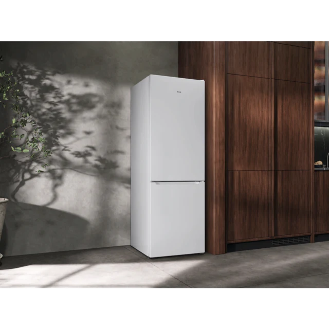 AEG ORC5S331EW - White Freestanding 70/30 Low Frost Fridge Freezer - E energy - Image 7